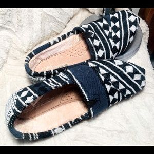 TOMS slip-ons size 8